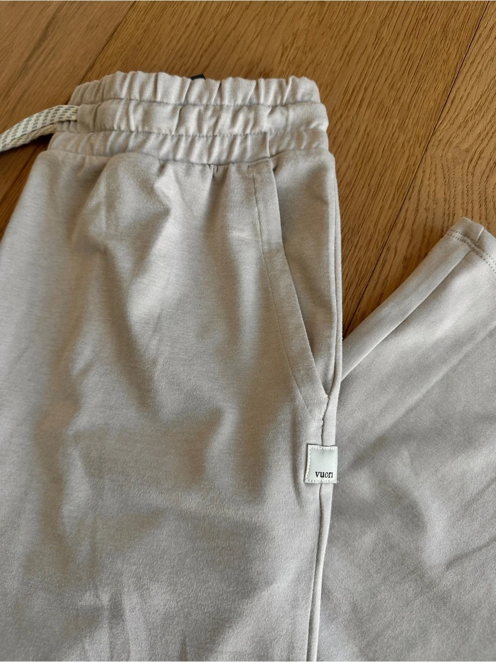 Vuori Halo Essential Wide Leg DreamKnit™ Pant Ecru
Heather S - Picture 5 of 8